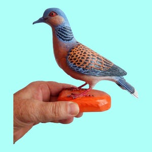 Houtgesneden tortelduif. Houten vogelkunst. Houten duif. Vogelsnijwerk. Tortelduif. Handgesneden vogelsculptuur. Houten vogel. Handgemaakt.