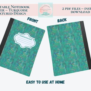 Pode incluir: São exibidos dois cadernos de composição com capas texturizadas turquesa. A capa frontal tem um rótulo branco com as palavras "Composition Book". O texto "PRINTABLE NOTEBOOK COVER - TURQUOISE TEXTURED DESIGN" está no topo. O texto "EASY TO USE AT HOME" está na parte inferior.