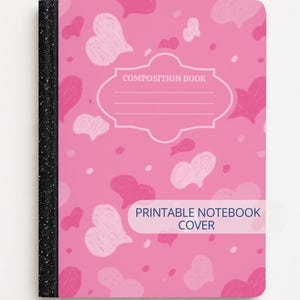 Pode incluir: Capa de caderno de composição rosa com um padrão de corações rosa e brancos. A capa tem uma área de etiqueta que diz "Composition Book" e "Printable Notebook Cover". O caderno tem uma lombada preta brilhante.
