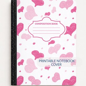 Pode incluir: Uma capa de caderno de composição com fundo branco e um padrão de corações rosa. A capa inclui um rótulo rosa que diz "COMPOSITION BOOK" e "PRINTABLE NOTEBOOK COVER". A lombada do caderno é preta.