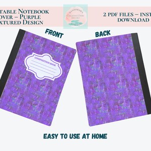 Pode incluir: São exibidos dois cadernos de composição com capas roxas texturizadas. A capa frontal tem um rótulo branco que diz "COMPOSITION BOOK". O texto "PRINTABLE NOTEBOOK COVER - PURPLE TEXTURED DESIGN" está no topo. O texto "EASY TO USE AT HOME" está na parte inferior.