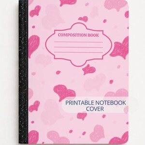 Pode incluir: Uma capa de caderno de composição rosa com um padrão de corações rosa. A capa tem um rótulo decorativo que diz "COMPOSITION BOOK" e "PRINTABLE NOTEBOOK COVER". A lombada é preta com glitter.