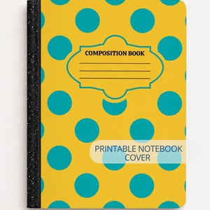 Puede incluir: Una cubierta de cuaderno de composición con un fondo amarillo y grandes lunares turquesa. La cubierta tiene una etiqueta que dice "COMPOSITION BOOK" y "PRINTABLE NOTEBOOK COVER". El lomo es negro con motas blancas.