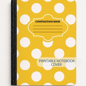 Puede incluir: Una cubierta de cuaderno de composición amarilla con un patrón de lunares blancos. La cubierta tiene una etiqueta blanca con las palabras "COMPOSITION BOOK" y líneas para escribir. También se ven las palabras "PRINTABLE NOTEBOOK COVER".