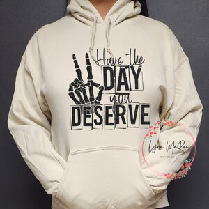 Heb de dag die je verdient, heb de dag die je verdient SVG, dag die je verdient Sweatshirt, skelet vredesteken, sarcastische Tee, sarcastische gezegde