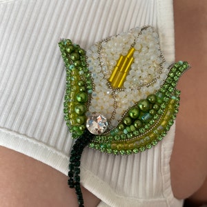 Handmade Calla Lily Brooch – White Beaded Flower Pin – Gift for Her, Mom, Wife, Grandma, Colleague