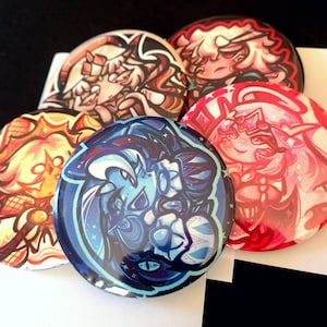 Op de afbeelding: Vijf ronde knoopsluitingen met kleurrijke cartoonfiguren met verschillende gezichtsuitdrukkingen. De figuren zijn getekend in een levendige anime-stijl met felle kleuren en gedetailleerde kenmerken. De knoopsluitingen zijn perfect om een ​​persoonlijke touch toe te voegen aan tassen, jassen of andere accessoires.