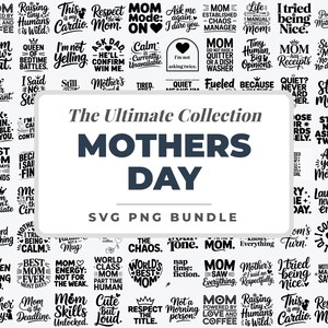 Op de afbeelding: Een verzameling zwart-witte SVG- en PNG-afbeeldingen met citaten en zinnen over Moederdag. Het centrale ontwerp luidt "The Ultimate Collection MOTHERS DAY SVG PNG BUNDLE."