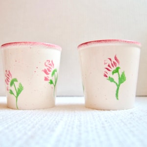 Set mit 2 rosafarbenen Vintage-Keramiktöpfen – Pflanztöpfe – Retro-Blumenmuster – Sukkulenten