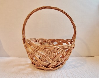 Vintage woven wicker basket, large with handle