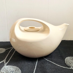 Vintage ceramic teapot with a modernist design by Robert Steven Witkoff - cream-colored - Japan, 1970s