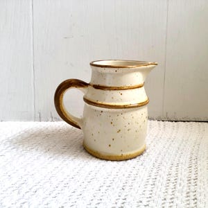 Jarra vintage de cerámica beige de Poteries Laurentienne - Jarra pequeña beige y marrón