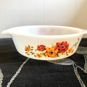 Casserole ronde vintage verre de lait - Motif fleurs rouge orange - Plat style Arcopal - Décor automne années 70 - Cuisine rétro