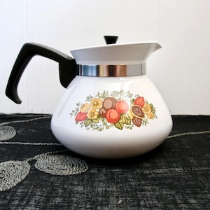 Vintage Corning Ware „Spice of Life“-Teekanne – Weiße 6-Tassen-Teekanne mit schwarzem Deckel – Retro-Küche der 1970er Jahre