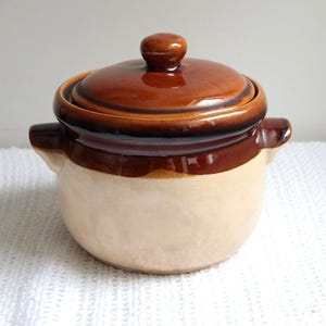 Vintage brown and cream ceramic casserole dish with lid – Antique kitchen pot – Rustic farmhouse decor