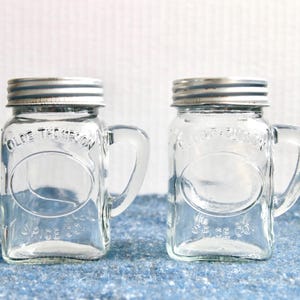 Vintage Mason jar style salt and pepper shakers | Clear glass with handle | Salt & Pepper shakers | Farmhouse kitchen