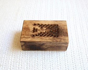 Joyero vintage de madera tallada. Diseño abstracto grabado. Caja decorativa artesanal.