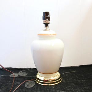 Lampe vintage blanche et dorée en verre - style mid-century, forme de vase gingembre