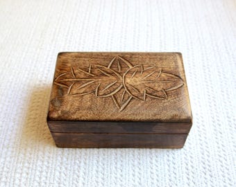 Joyero vintage de madera tallada – India – Diseño floral grabado – Caja decorativa artesanal