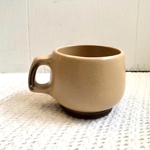 Vintage beige koffiemok - Beauce keramiek, Canada - Handgemaakt aardewerk