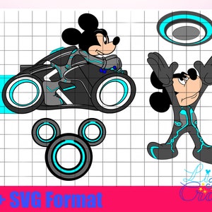 Könnte beinhalten: Mickey Mouse in einem futuristischen Anzug in Schwarz und Blau fährt ein futuristisches Fahrzeug in Schwarz und Blau. Ein zweiter Mickey Mouse in einem futuristischen Anzug in Schwarz und Blau steht mit erhobenen Armen da. Der Hintergrund ist ein Gittermuster.
