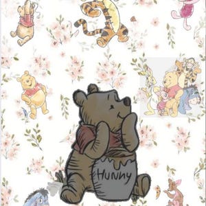 Op de afbeelding: Een grillige illustratie met Winnie de Poeh en zijn vrienden. De afbeelding bevat Poeh met een honingpot, Tijger, Knorretje, Iejoor en andere personages, tegen een bloemenachtergrond. Het woord "Hunny" is zichtbaar op de honingpot.