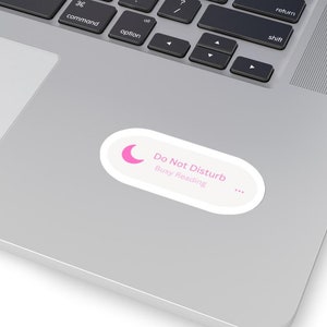 Adesivo "Non disturbare" per lettura impegnata / Divertente adesivo in vinile rosa per Kindle / Adesivo per laptop e bottiglia d'acqua per amanti dei libri / Dimensioni 3″–6″ Bianco/Trasparente