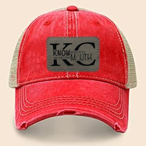 Puede incluir: Gorra de camionero roja y beige desgastada con un parche gris que dice "KC Know Your Role And Shut Your Mouth".