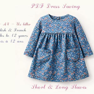 Peut inclure: Robe bleue à imprimé floral avec manches longues et deux poches avant. Conçue pour les enfants de 3 mois à 12 ans. Le texte "PDF Dress Sewing" et "Short & Long Sleeves" est inclus.