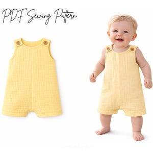 Puede incluir: Un pelele amarillo para bebé con botones de madera, sobre un fondo blanco. El pelele sin mangas tiene una tela texturizada. El texto "PDF Sewing Pattern" está en la parte superior. Un bebé lleva el pelele.