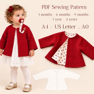 Op de afbeelding: Een PDF-naaipatroon voor een kinderjasje, met de tekst: PDF Sewing Pattern, 3 months - 6 months - 9 months - 1 year - 2 years, A4 - US Letter - A0. Het jasje is donkerrood met een witte voering met kersenprint en een kraagloos ontwerp.