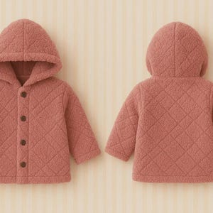 Puede incluir: Chaqueta con capucha de color rosa empolvado con un patrón acolchado. La chaqueta tiene una parte delantera abotonada y una capucha. La imagen muestra la parte delantera y trasera de la chaqueta. La chaqueta está hecha de un material suave y texturizado.