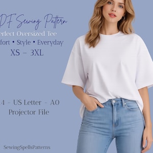 Può includere: Una donna indossa una maglietta bianca oversize e jeans azzurri. L'immagine include il testo "PDF Sewing Pattern", "Perfect Oversized Tee", "Comfort • Style • Everyday" e "XS - 3XL". Lo sfondo è azzurro chiaro.