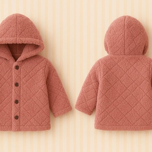 Puede incluir: Chaqueta acolchada de color coral con capucha, mostrada de frente y de espalda. La chaqueta tiene una botonadura frontal y un patrón de diamantes. La capucha está adjunta, y la chaqueta parece estar hecha de un material suave y texturizado. Chaqueta para niños.