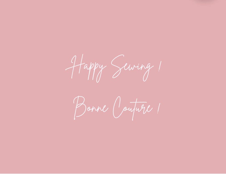 K&ouml;nnte beinhalten: Ein hellrosa Hintergrund mit den Worten "Happy Sewing!" und "Bonne Couture!" in wei&szlig;er Schrift. Das Bild ist ein einfaches, aber stilvolles Design.