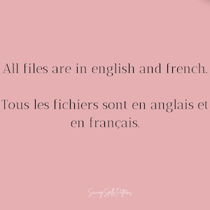 K&ouml;nnte beinhalten: Hellrosa Hintergrund mit dem Text "All files are in english and french." darunter die franz&ouml;sische &Uuml;bersetzung. Der Text ist dunkelbraun. Unten rechts steht "Sanny Spells Patterns".