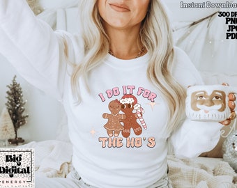 Peut inclure: Sweat-shirt blanc avec un graphique rose de deux personnages en pain d'épices se tenant la main et le texte "I do it for the ho's".