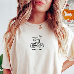 Camiseta bordada de doxiciclina farmacia Pun Comfort Colors, Dachshund en bicicleta, camisa de farmacéutico, veterinario, regalo de farmacia, regalo de veterinario