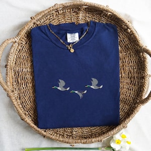 T-shirt brodé canard couleurs confort, t-shirt canard, chemise Flying Ducks, chemise oie, chemise poulet, chemise de chasse, cadeau pour amateur de canard
