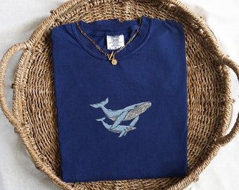 Broderad t-shirt med blåvalar i komfortfärger, havsskjorta
