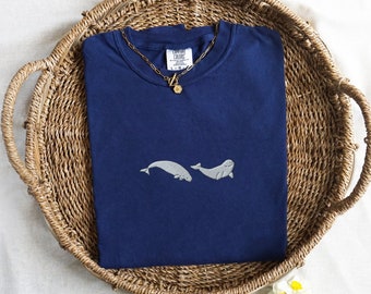 Broderad Vitval T-shirt i komfortfärger, havsgåva