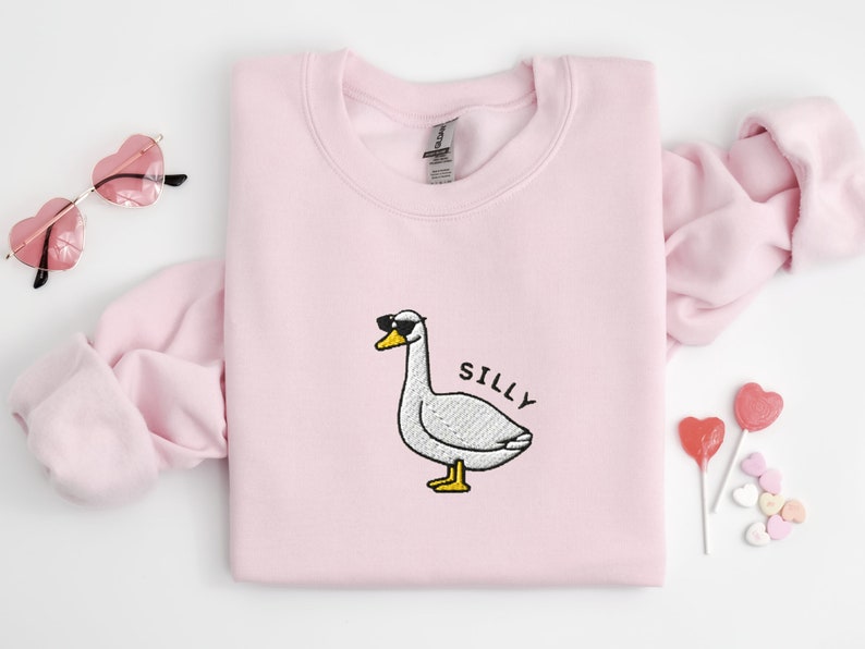 Besticktes albernes Gans Sweatshirt, bestickte Gans Sonnenbrille Crewneck Sweatshirt, albernes Gans Shirt, lustiges Sweatshirt, Bauernhof Tier Shirt Light Pink