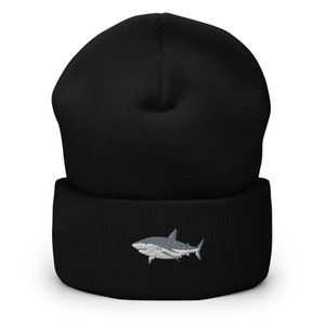 Bestickte Weißer Hai Mütze mit Manschette, gestickte Hai Mütze, Haifischmütze, Haifisch Geschenk, Meeresbiologie Geschenke, lustiges Geschenk für Sie / Ihn
