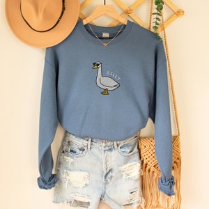 Besticktes albernes Gans Sweatshirt, bestickte Gans Sonnenbrille Crewneck Sweatshirt, albernes Gans Shirt, lustiges Sweatshirt, Bauernhof Tier Shirt Indigo Blue