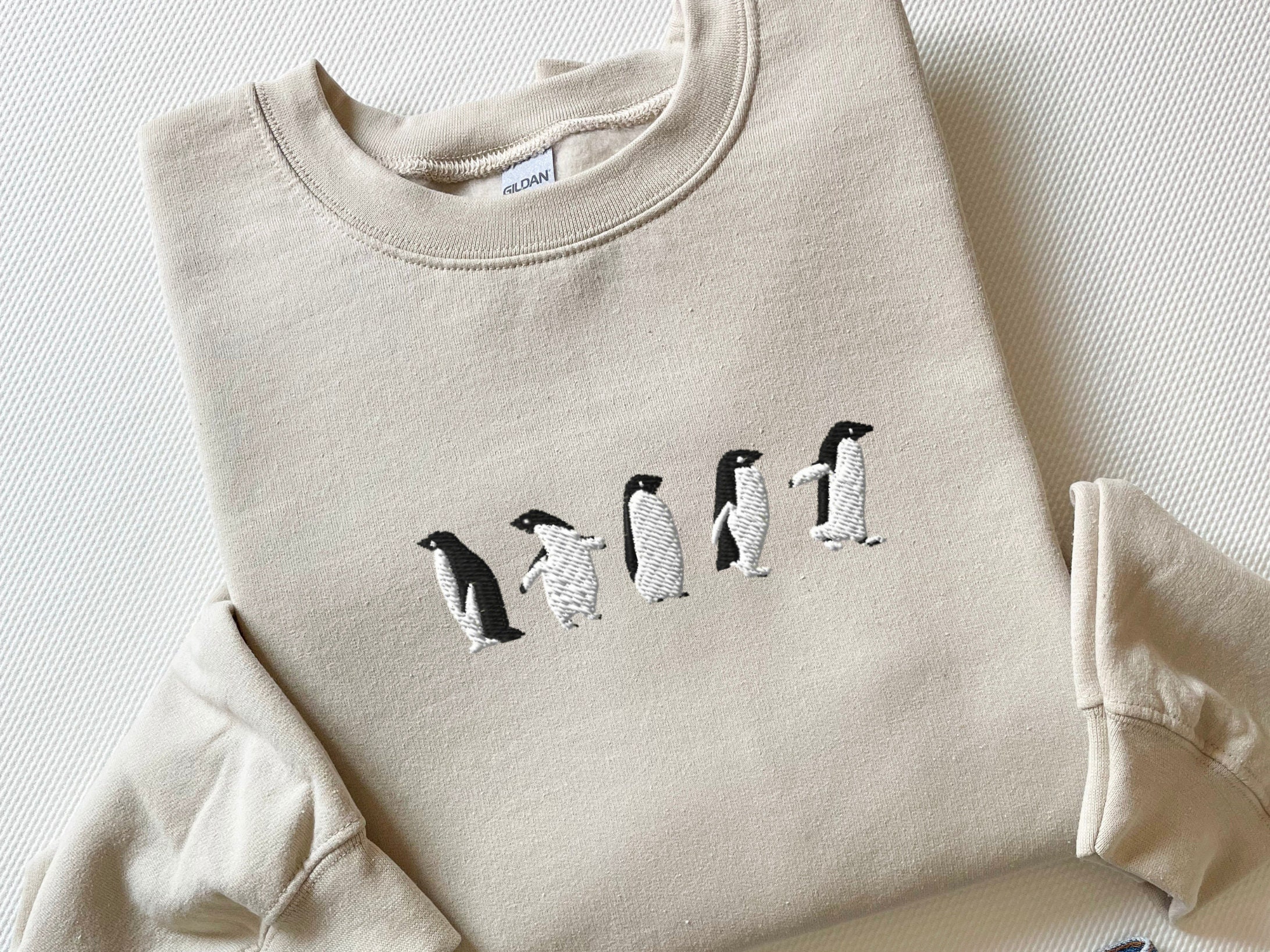 Discover Groupe De Pingouin Animal Sweatshirt Brodé