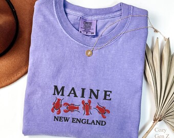 Broderad Maine hummer komfortfärger t-shirt New England hav hav semesterresa strand matälskare present souvenir kläder unisex skjorta