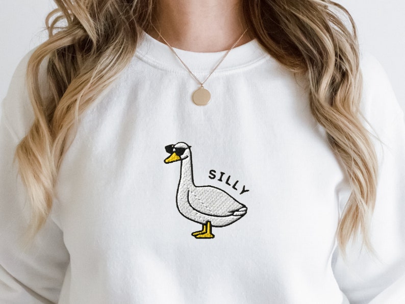 Besticktes albernes Gans Sweatshirt, bestickte Gans Sonnenbrille Crewneck Sweatshirt, albernes Gans Shirt, lustiges Sweatshirt, Bauernhof Tier Shirt White