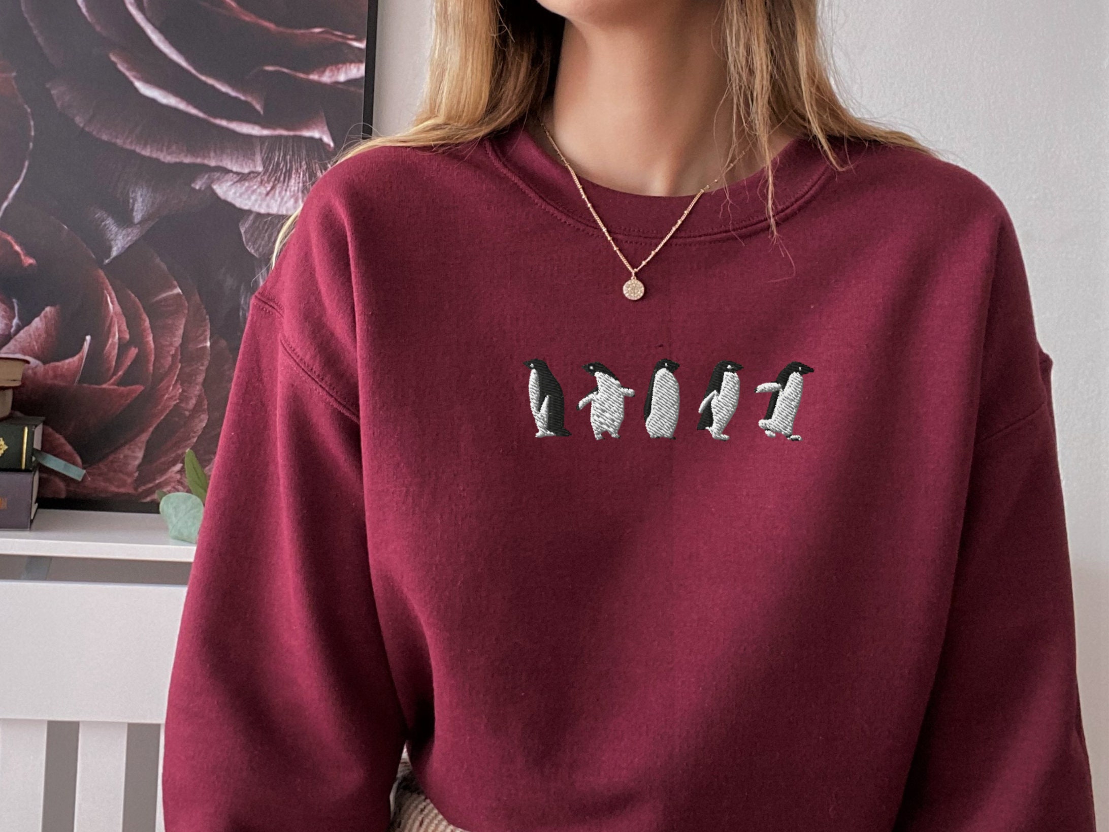 Discover Groupe De Pingouin Animal Sweatshirt Brodé