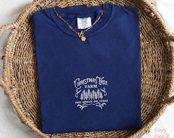Bestickter Weihnachten Weihnachtsbaum Bauernhof Komfort Farben Tshirt Kiefer Fichte Tanne Zeder Wald Natur Winter Urlaub Urlaub Geschenk Tee