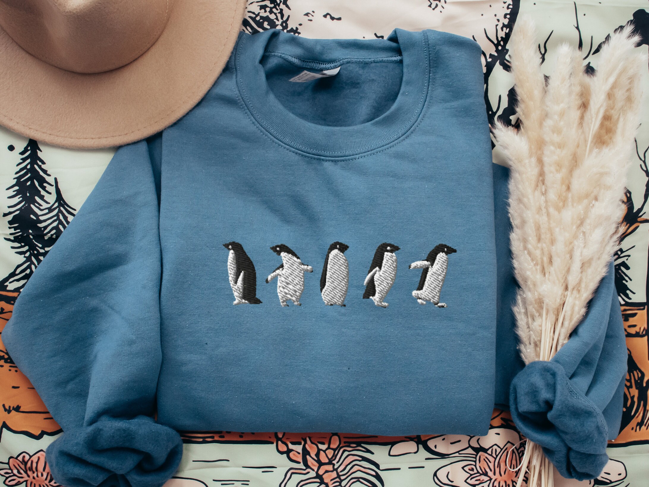 Discover Groupe De Pingouin Animal Sweatshirt Brodé